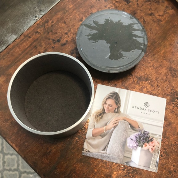 Kendra Scott Mini Decorative Dome Box NWT - Picture 4 of 6